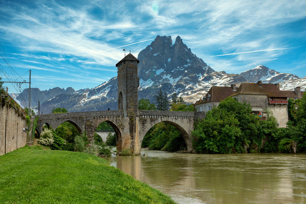 un puente sobre el río Gave de Pau en Orthez y Pic du midi Ossau - Francia - Foto, Imagen