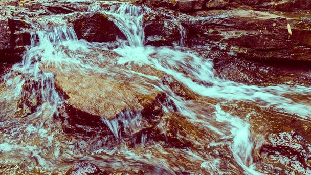 美しい滝の水が動く - 写真・画像
