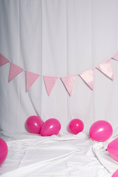 Urodzinowa dziewczyna z balonami i girlandą na białym tle. Koncepcja urodzenia - Zdjęcie, obraz