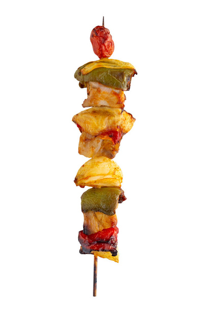Espetos de porco grelhados e legumes churrasco isolado no fundo branco - Foto, Imagem