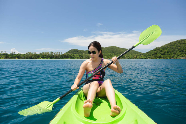 Mujer feliz con chaleco salvavidas kayak en isla tropical océano de vacaciones - Foto, imagen