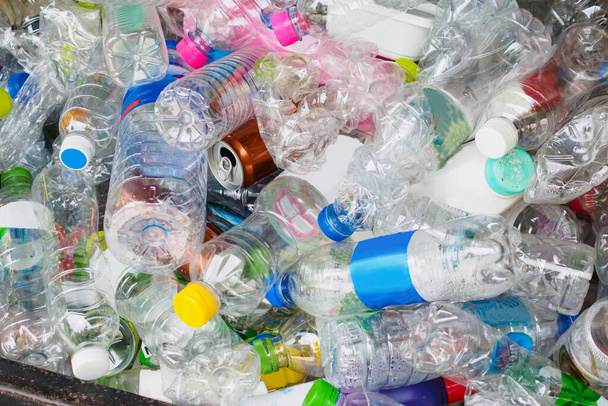 Çöp geri dönüşüm istasyonundaki plastik şişeleri kapatın. - Fotoğraf, Görsel
