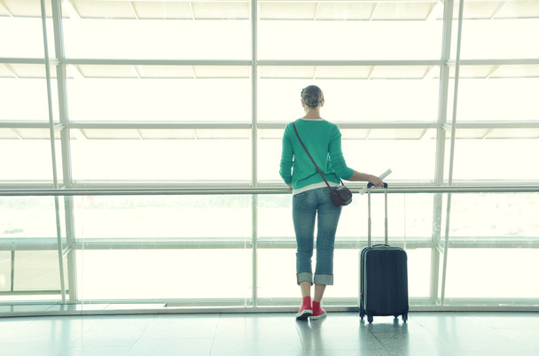 Chica en el aeropuerto
 - Foto, imagen