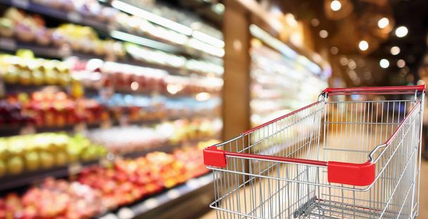 супермаркет продуктовый магазин с фруктами и овощами полки интерьера обезжиренный фон с пустой красной корзиной - Фото, изображение