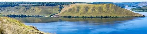山々とドニエスター川の美しいパノラマ風景風景｜バコタ - 写真・画像