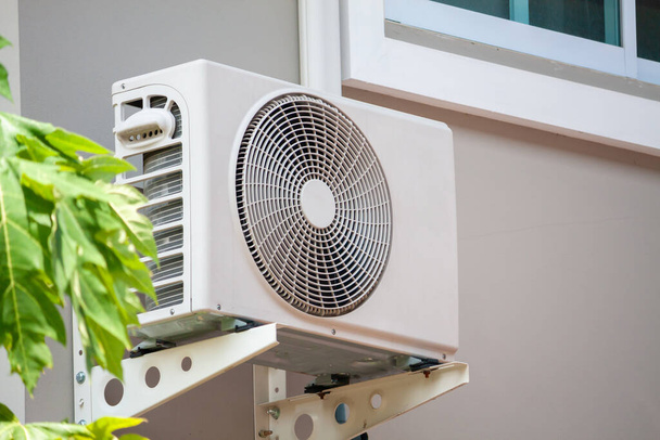 Klimaanlage Kompressor Außeneinheit außerhalb des Hauses installiert - Foto, Bild