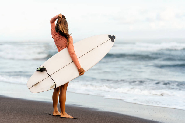 surffata tyttö katselee sininen valtameri - Valokuva, kuva