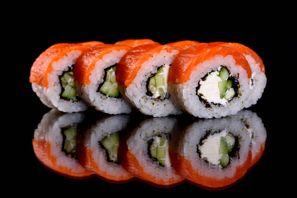 暗い背景に新鮮なおいしい美しい寿司ロール.日本料理の要素 - 写真・画像