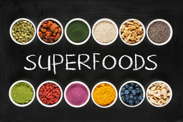 Superfoods collectie op schoolbord - Foto, afbeelding