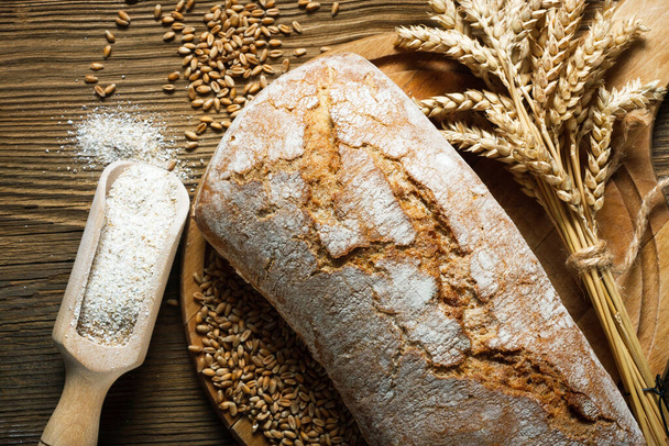 Pane fatto in casa con ingredienti sulla tavola di legno - Foto, immagini