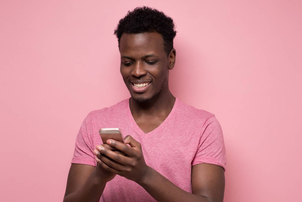 Jovem homem africano lendo sms no telefone - Foto, Imagem