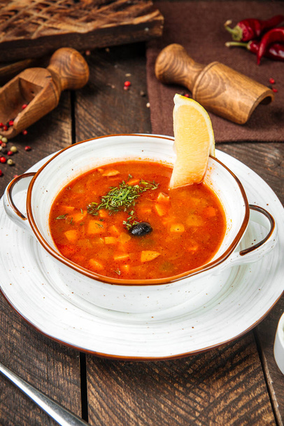 Ruská polévka solyanka s uzeným masem  - Fotografie, Obrázek
