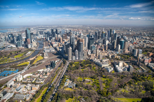 Melbourne City Aerial View Panorama Skyline Cityscape. Fitzroy Gardens, Federatieplein, Prinsbrug op Yarra River vanuit helikopter. - Foto, afbeelding