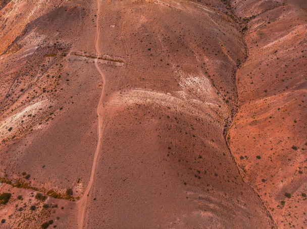 Εναέρια λήψη των υφασμένων κίτρινων nad κόκκινων βουνών που μοιάζουν με την επιφάνεια του Άρη - Φωτογραφία, εικόνα