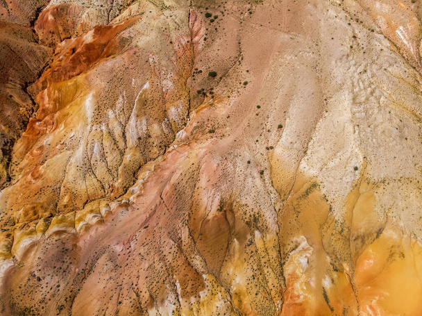 火星の表面に似たテクスチャの黄色の砂の赤の山の空中ショット - 写真・画像