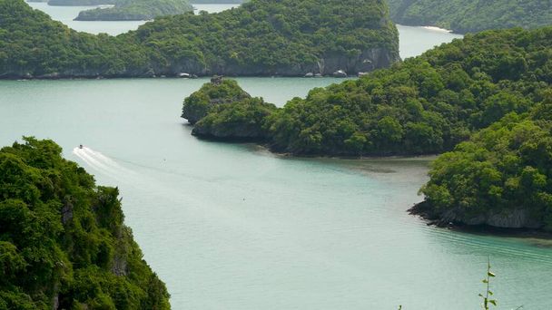 Ptačí oko panoramatický letecký pohled na ostrovy v oceánu v Ang Thong Národního mořního parku v blízkosti turistického ráje Samui tropické letovisko. Souostroví v Thajském zálivu. Idylické přírodní pozadí. - Fotografie, Obrázek