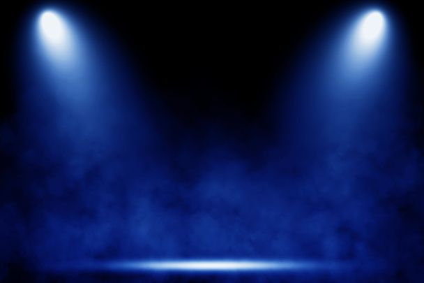 Espaço vazio do estúdio quarto escuro com efeito de iluminação azul e fumaça em fundo preto. - Foto, Imagem