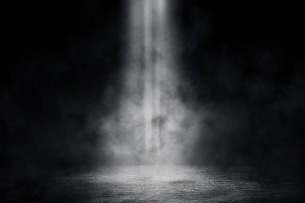 Espaço vazio do estúdio sala escura com iluminação spot e neblina ou névoa no chão de concreto em fundo preto.  - Foto, Imagem