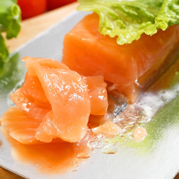 salmón fresco con lechuga verde y verduras, ensalada fresca con verduras, salmón y crutones, dieta de alimentos crudos  - Foto, Imagen
