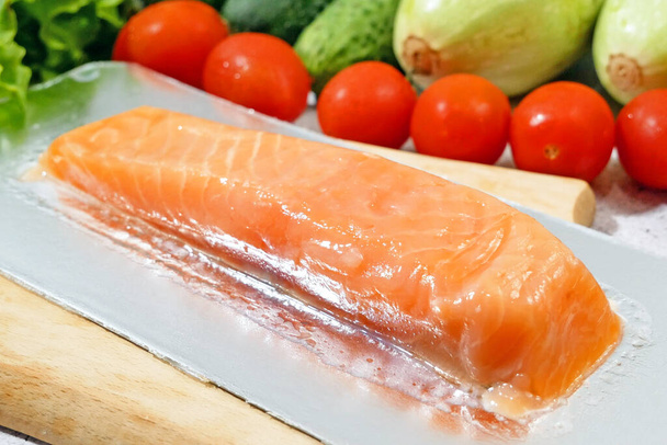salmón fresco con lechuga verde y verduras, ensalada fresca con verduras, salmón y crutones, dieta de alimentos crudos  - Foto, imagen