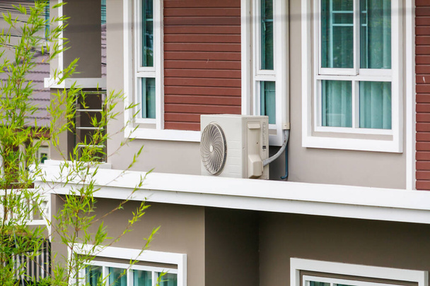 Ar condicionado compressor unidade ao ar livre instalado fora da casa - Foto, Imagem