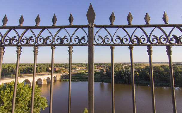 елегантний залізний паркан з видом на річку
 - Фото, зображення