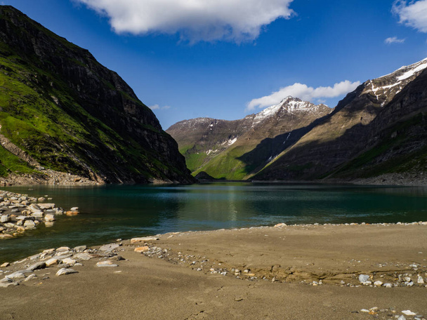 Scenic view on Mooserboden See near Kaprun, Austria, Europe. National park Hohe Tauern. Charming lake with amazing deep colorful water and glaciers above it. Favourite destination for holidays. - Фото, зображення