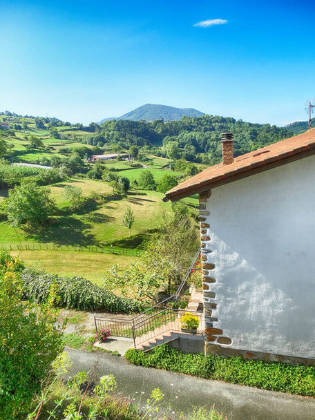 Wieś Belauntza i góra Ernio Basków w Gipuzkoa  - Zdjęcie, obraz