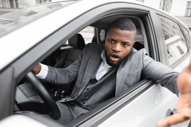 Angry black man driver gesturing and shouting while driving car - Valokuva, kuva