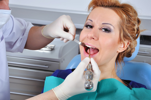 dentist examines teeth - Фото, зображення