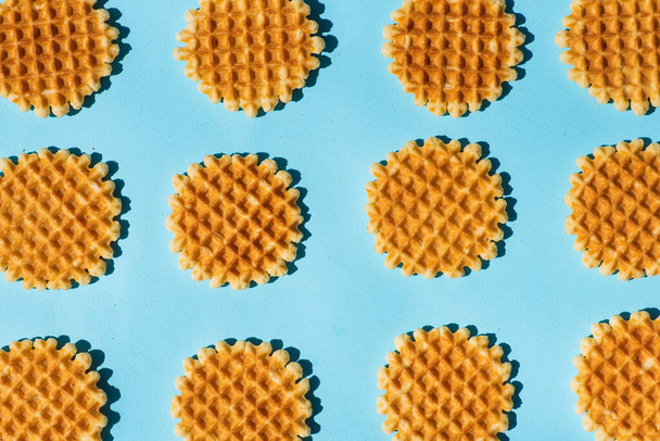 Belçika usulü ev yapımı waffle tatlısı mavi arkaplan desenli düz yatıyordu - Fotoğraf, Görsel
