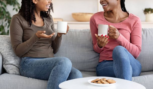 Cultivado de dos chicas tomando café en casa - Foto, imagen