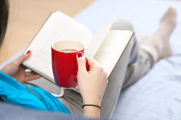 vrouw lezen van een boek in bed - Foto, afbeelding
