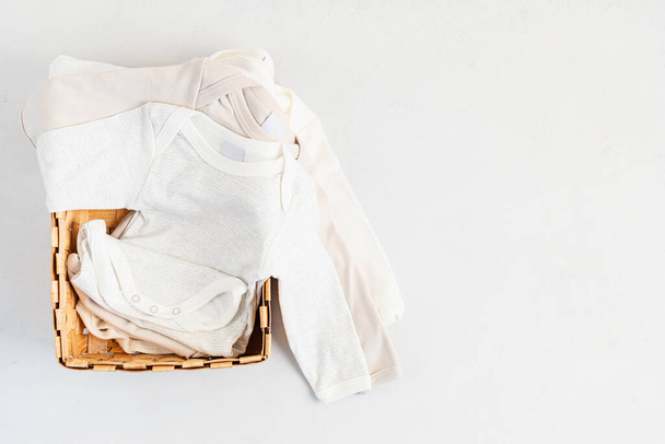 Aranyos újszülött ruhák. Organikus pamut babaruha mockup. Lapos fekvésű, felülnézet - Fotó, kép