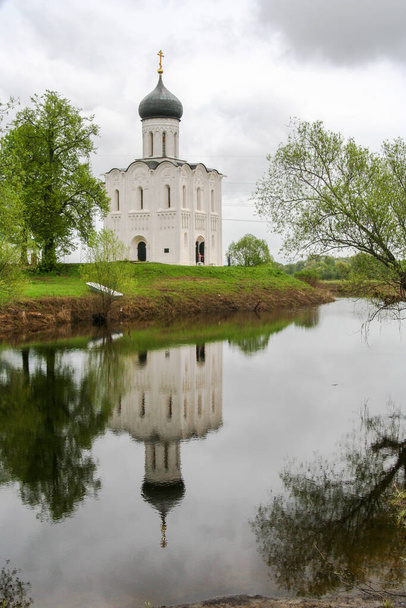 Suzdal, Vladimir Oblast/ Russia- May 13th, 2012: The Church of the Intercession of the Holy Virgin on the Nerl River - Fotografie, Obrázek