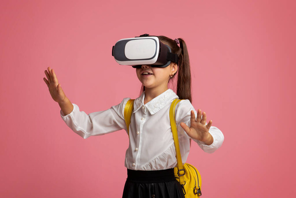 Dispositivos modernos para a educação. Mundo virtual com óculos e menina da escola - Foto, Imagem