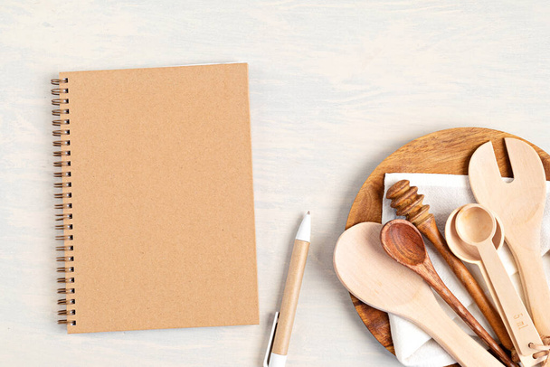 Notepad a kuchyňské nádobí se předvádějí. Domácí kuchyně, šablona knihy receptů. Horní pohled, kopírovací prostor - Fotografie, Obrázek