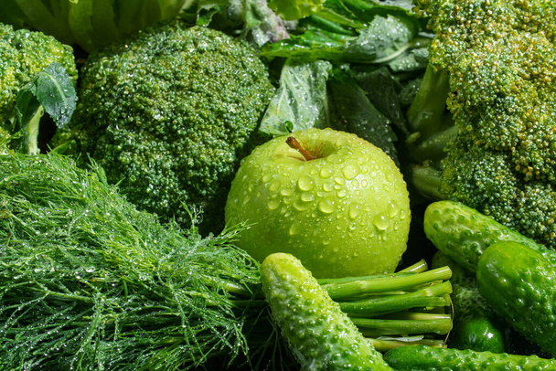 Immagine ravvicinata del set di verdure bagnate verdi con mela - Foto, immagini