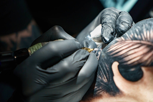 Master facendo tatuaggio nero di serpente per donna - Foto, immagini