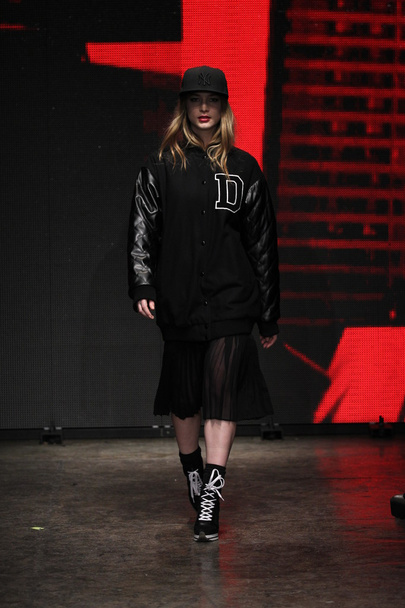 Modelo en DKNY Desfile de moda femenino
 - Foto, imagen