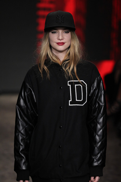 Model at DKNY Women's fashion show - Foto, imagen