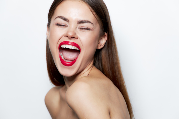 Mujer tratamientos de spa hombros desnudos diversión ojos cerrados labios rojos  - Foto, imagen
