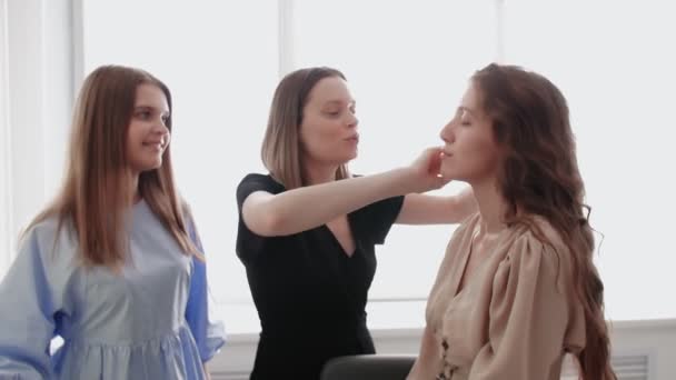 Επαγγελματική make up καλλιτέχνης δάσκαλος κατάρτισης νέων μαθητών της για να γίνει καλλιτέχνης μακιγιάζ στο master class στο σαλόνι ομορφιάς. - Πλάνα, βίντεο