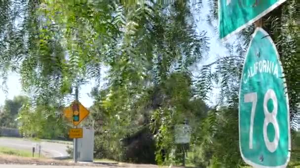Señal de entrada a la autopista en cruce de intercambio en el condado de San Diego, California, EE.UU. Ruta Estatal carretera 78 placa de señalización. Símbolo del viaje por carretera, el transporte y las normas y reglamentos de seguridad vial - Metraje, vídeo