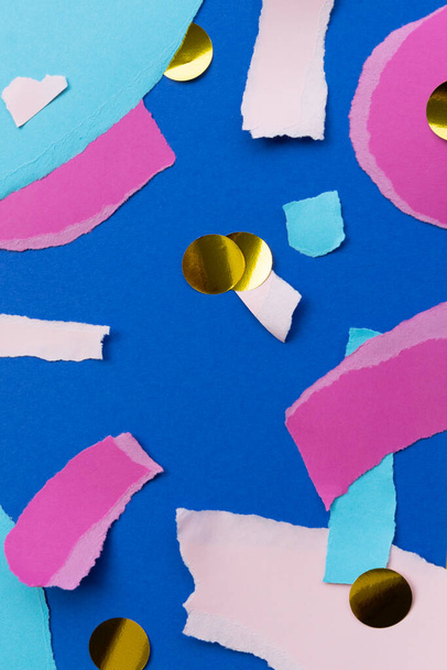arte de papel rosa geométrico desgarrado sobre fondo azul - Foto, Imagen