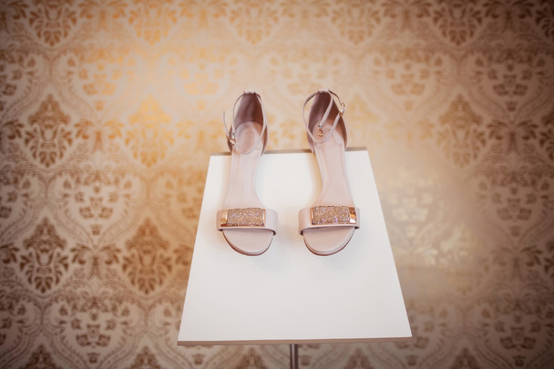 arany menyasszonyi cipő - Fotó, kép