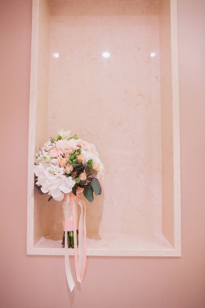 Pink and white wedding bouquet - Фото, изображение