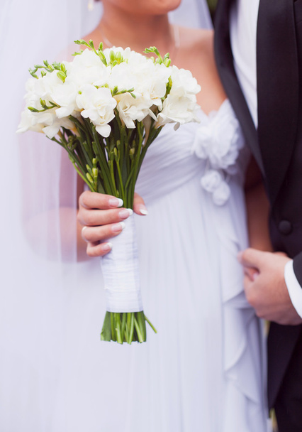 Bouquet da sposa nelle mani della sposa
 - Foto, immagini