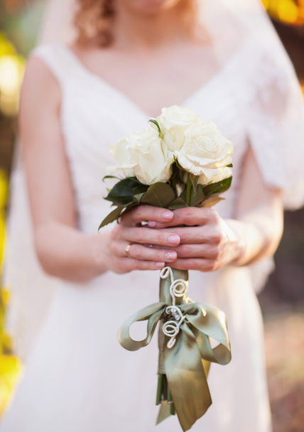 Bridal bouquet in the hands of the bride - Fotó, kép