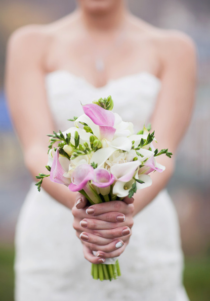 νυφική ανθοδέσμη στα χέρια της νύφης - Φωτογραφία, εικόνα